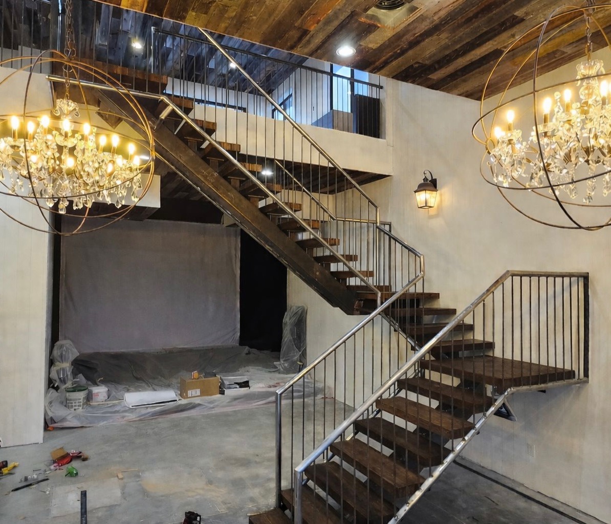 Floating mono stringer staircase in modern Arizona home