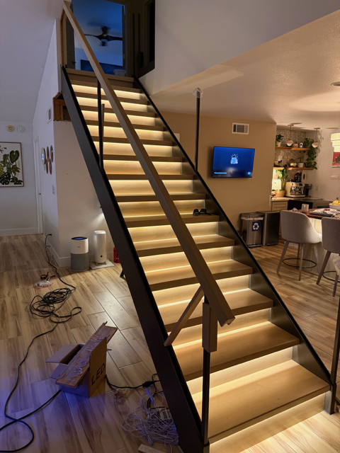 Double stringer staircase for commercial and residential